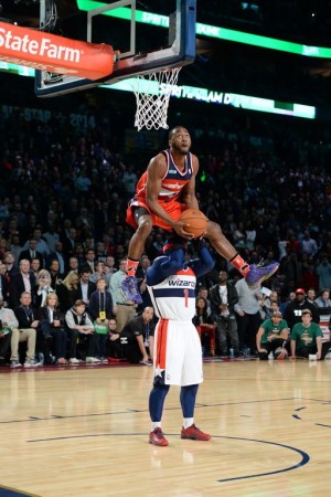  扣篮大赛创意无限，飞行大队竞逐天际