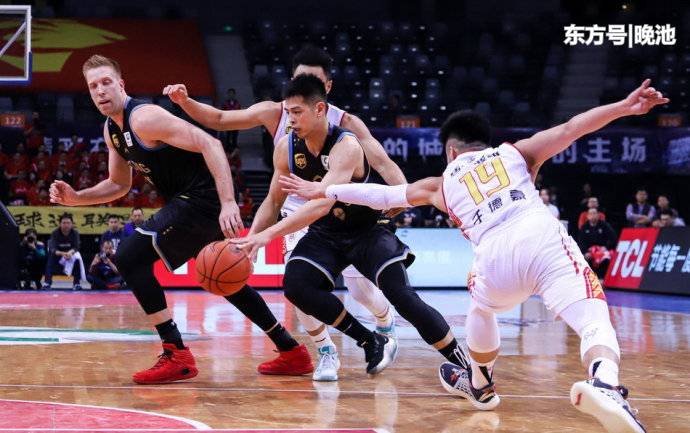  上海男篮外援发威，客场力克北京首钢队