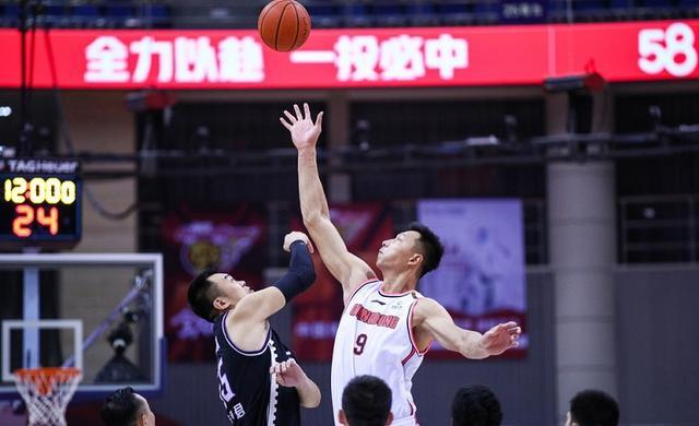  诺里正反手均衡发力压制对手节奏