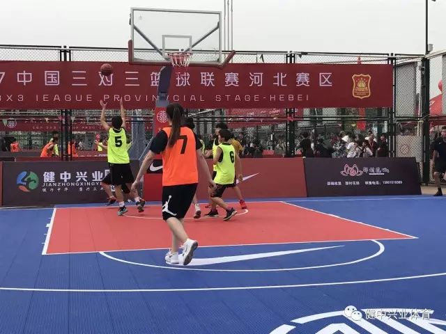  高中篮球联赛半决赛，北京四中险胜上海中学