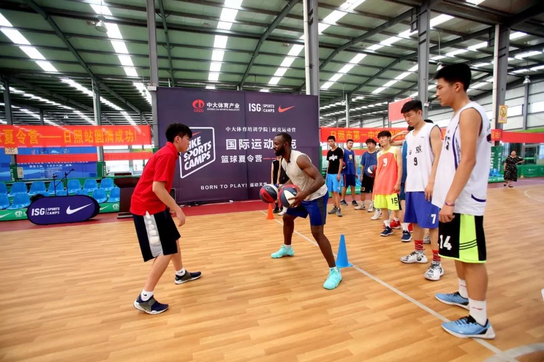  篮球技巧挑战赛，花式运球展现个人风采