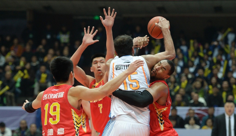  广东宏远快攻如潮大胜四川金强男篮