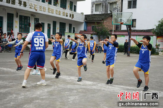  篮球公益行动开展，山区孩子收获梦想球鞋