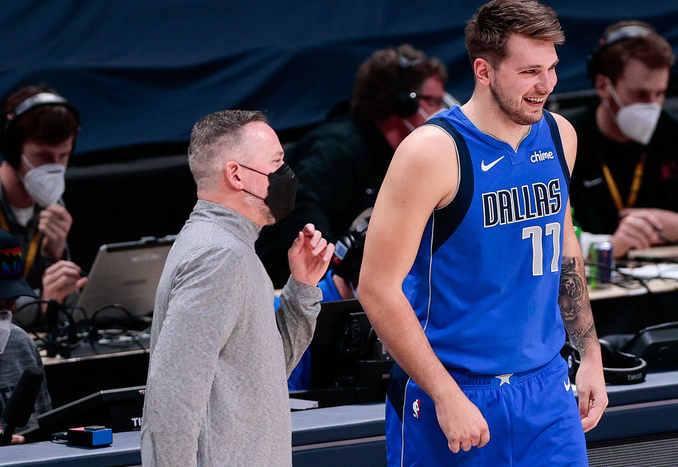  独行侠东契奇妙传引领进攻高潮