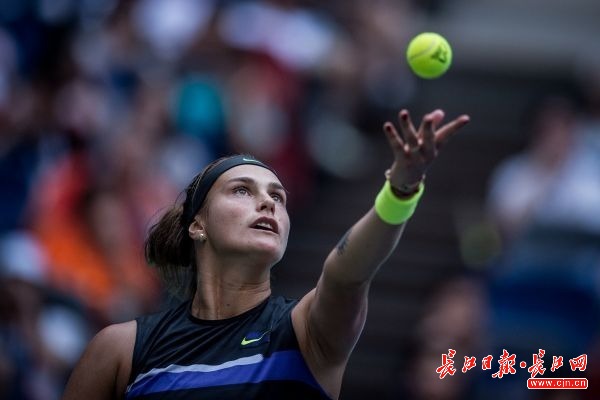  萨巴伦卡强势捧起澳网冠军奖杯