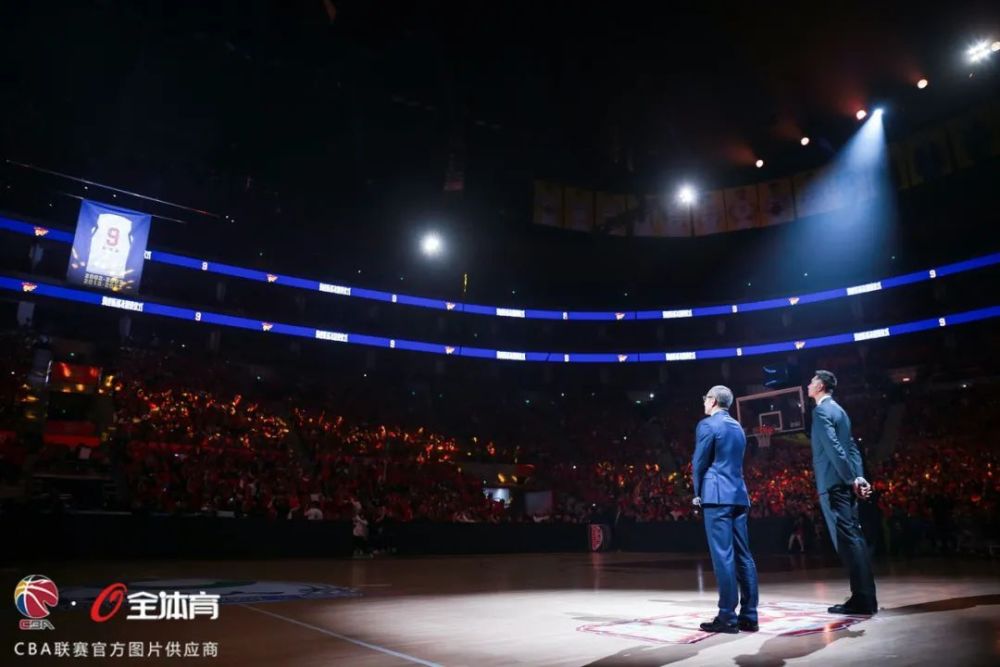  篮球名宿退役仪式温情满满